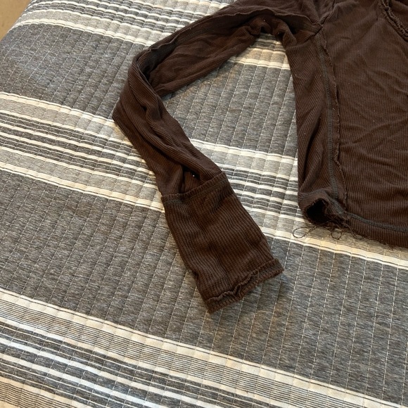 Urban Outfitters Distressed Long Sleeve Women's Crop Top Size XS - Picture 4 of 6